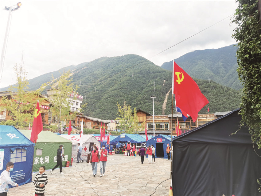 安置點(diǎn)飄揚.jpg