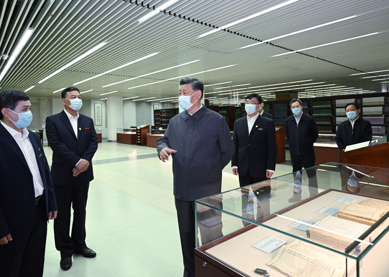 2022年4月25日，習近平來(lái)到中國人民大學(xué)考察調研。這是他在圖書(shū)館考察。