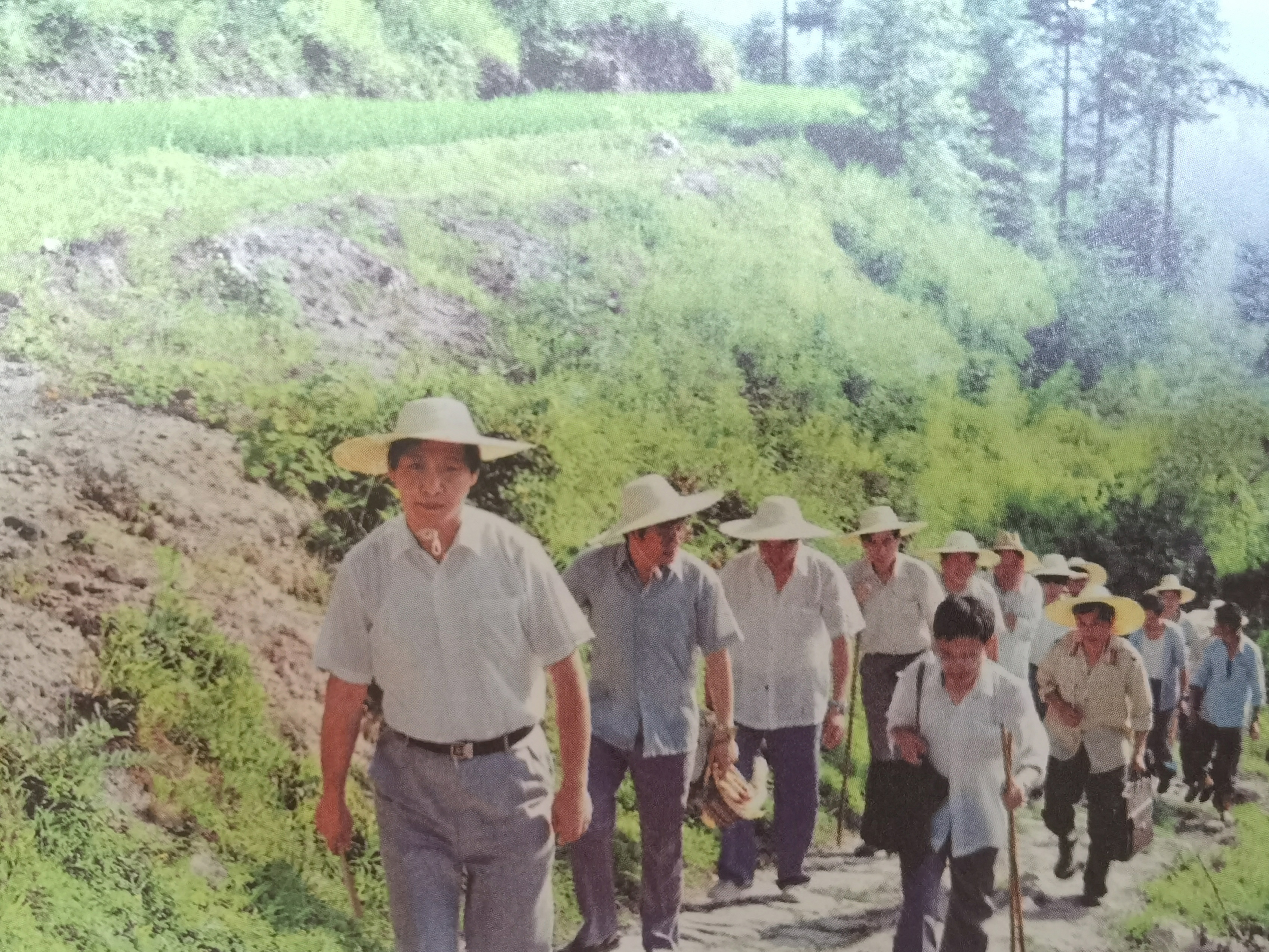 1989年7月，習近平冒著(zhù)酷暑，帶頭步行到下黨鄉調研。