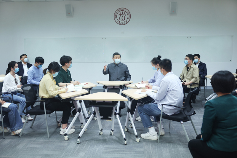 2022年4月25日，習近平總書(shū)記來(lái)到中國人民大學(xué)考察調研。這是總書(shū)記在立德樓觀(guān)摩思政課智慧教室現場(chǎng)教學(xué)并參與討論。