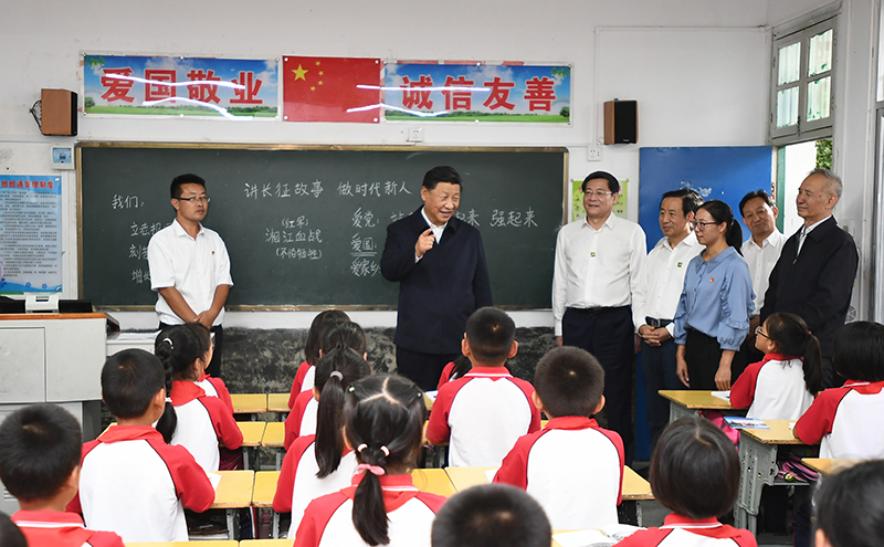 2020年9月16日，習近平總書(shū)記在湖南省郴州市汝城縣文明瑤族鄉第一片小學(xué)，同正在上思政課的同學(xué)們親切交流。