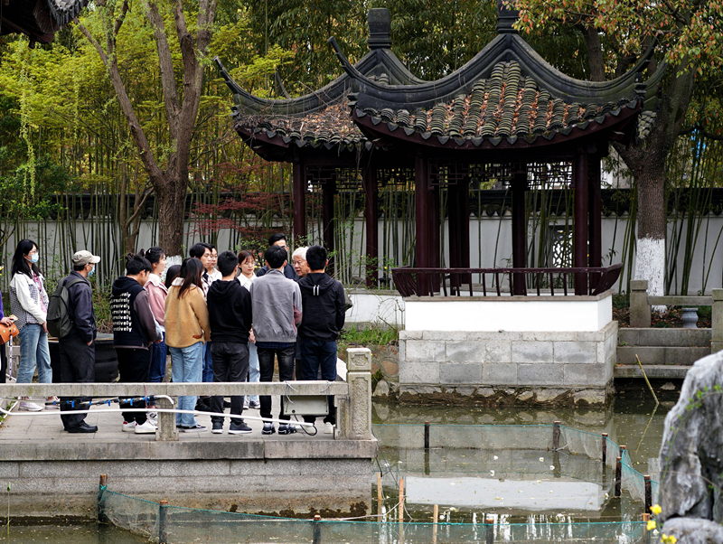 2021年3月30日，在上海交通大學(xué)南蘇園的“微型洱?！迸?，孔海南教授為學(xué)生們打造“沉浸式”思政課。