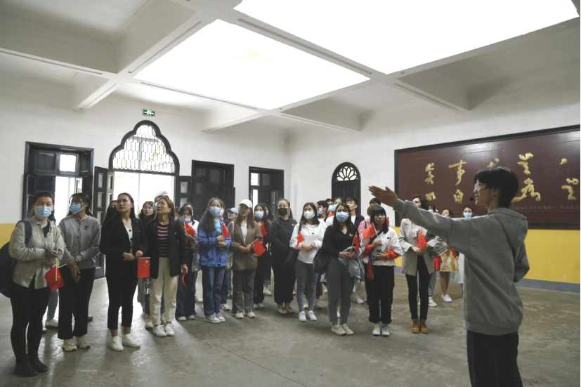 2021年5月20日，在喜迎中國共產(chǎn)黨建黨100周年之際，我校開(kāi)展了少數民族學(xué)生“學(xué)黨史、感恩黨、跟黨走”紅色研學(xué)活動(dòng)。