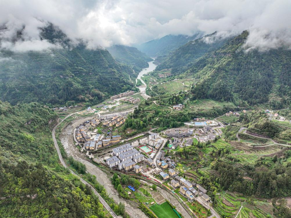 這是2024年4月11日拍攝的重慶石柱土家族自治縣中益鄉景色（無(wú)人機照片）。新華社記者 唐奕 攝