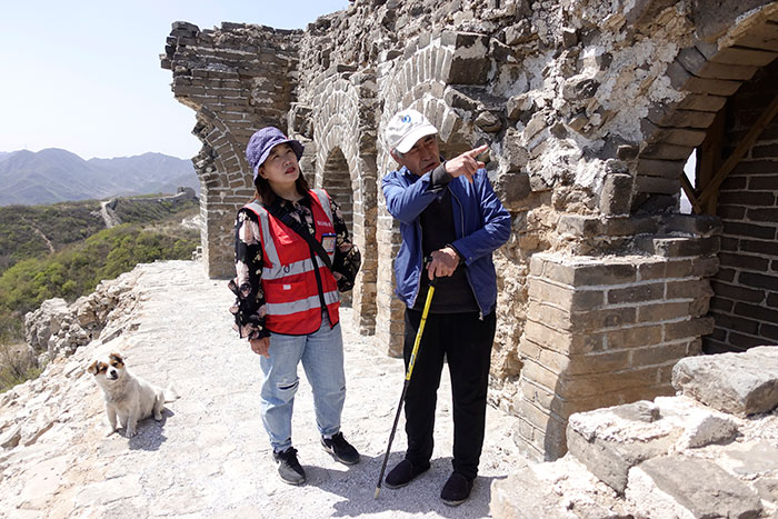 在明長(cháng)城遺址上，梅景田給外甥女劉紅巖講述長(cháng)城故事。