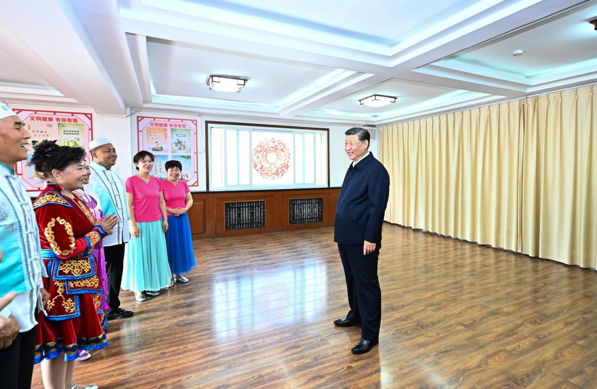 6月19日下午，習近平總書(shū)記在銀川市金鳳區長(cháng)城花園社區活動(dòng)室考察時(shí)，同社區居民親切交流。