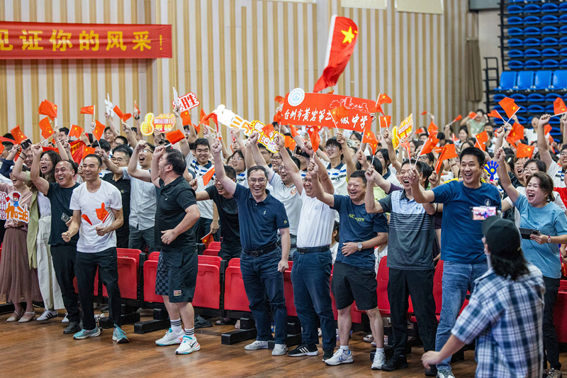 北京時(shí)間7月27日，2024年巴黎奧運會(huì )首個(gè)比賽日，在射擊10米氣步槍混合團體比賽中，中國選手黃雨婷/盛李豪獲得金牌。圖為黃雨婷的母校師生們通過(guò)收看奧運直播的方式為她加油助威。